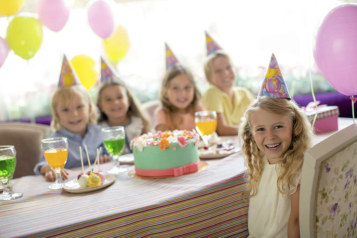 День рождения отметить ребенку 13 лет. Проведение детского дня рождения в кафе за столом. Семья отмечает детский день рождения з большим столом. Birthday Party at Home. Как дети отмечают день рождения в Швеции.